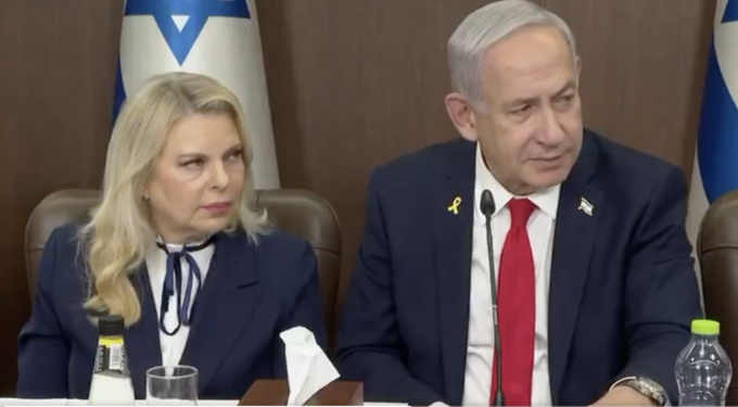 La moglie di Netanyahu nella bufera per una dichiarazione sugli ostaggi (“Su 59, 24 vivi, forse di meno”)
