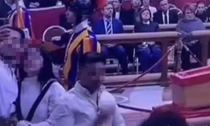 Fedeli in coda… per farsi un selfie davanti alla bara del Papa