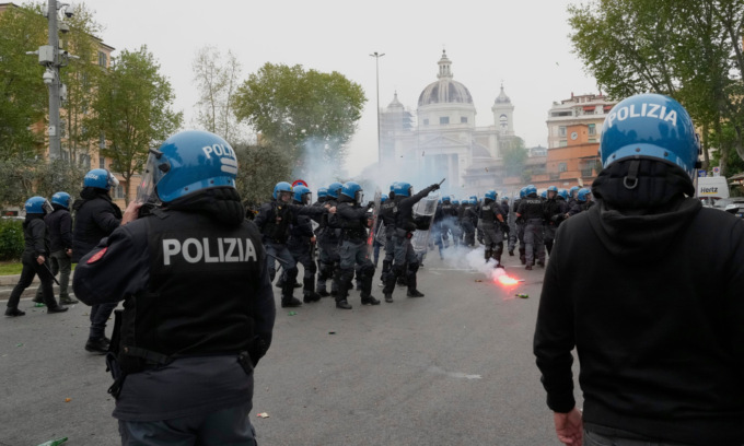 Ultras, pugno duro del Viminale dopo gli scontri a Roma: stop alle gare a rischio in notturna