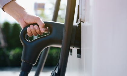 Auto elettrica in Italia, i prezzi percepiti sono troppo elevati