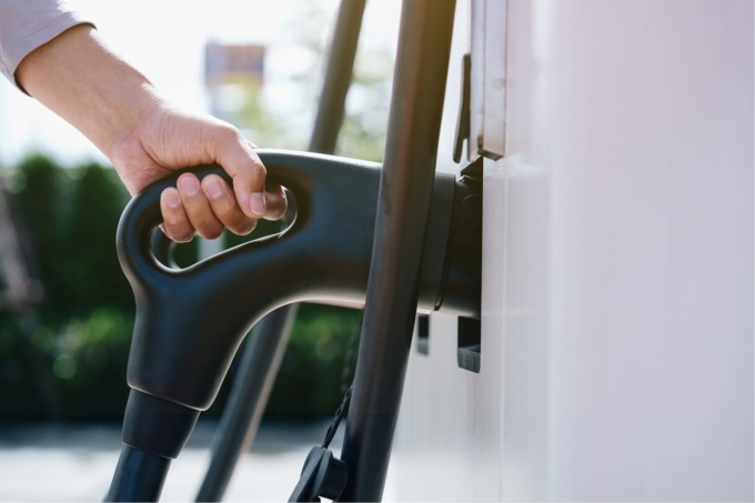 Auto elettrica in Italia, i prezzi percepiti sono troppo elevati