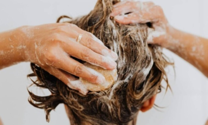 Sostanza tossica in shampoo, bagnoschiuma e profumi di grandi marche. L’elenco dei prodotti a rischio