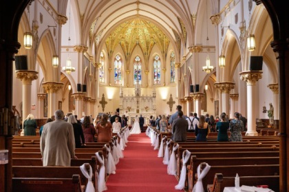 Offerte per le messe e i sacramenti, le nuove regole da Pasqua: nessun tariffario, solo offerte libere