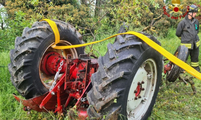 A 91 anni ancora al lavoro, muore schiacciato dal trattore