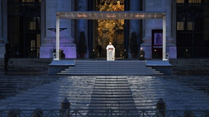 Papa Francesco, quella volta in cui pregò da solo in San Pietro durante il Covid