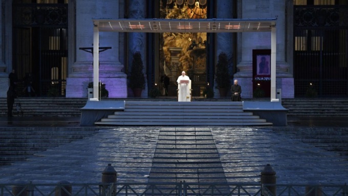 Papa Francesco, quella volta in cui pregò da solo in San Pietro durante il Covid