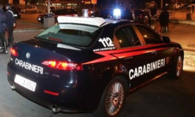 Aspetta la moglie dopo il lavoro e la uccide a coltellate sotto casa, fermato con il taser
