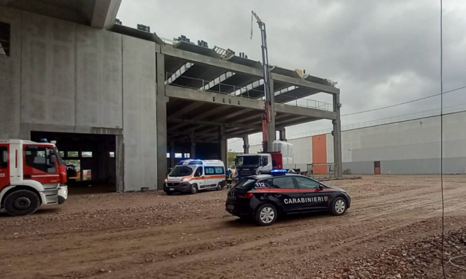 Operaio schiacciato dal carico caduto da una gru, è grave