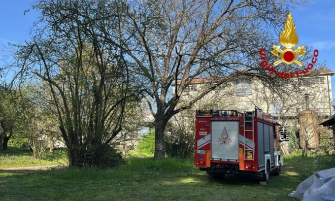 Precipita dal tetto di un capannone, è gravissimo. Giardinieri bloccati a 25 metri d’altezza, salvati dai pompieri