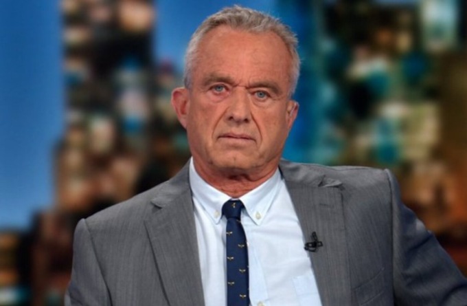 Il no vax Kennedy Jr. al funerale di una bimba morta di morbillo: "Vaccino è l'unica soluzione"