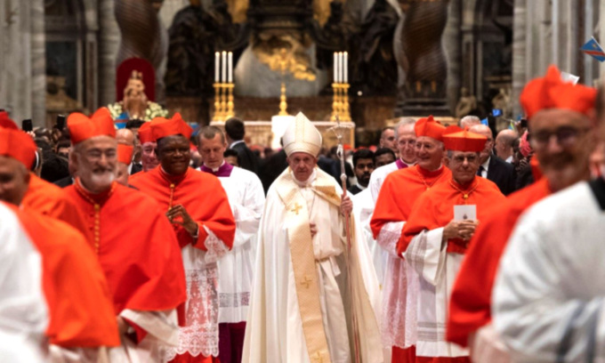 Cosa ha fatto Francesco con il suo stipendio (e a quanto ammontava). Quanto guadagnano cardinali e vescovi (dopo i tagli di Bergoglio)