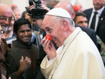 Francesco, le sue stravaganze e l’allergia al protocollo: dallo schiaffo alla fedele in piazza al poncho