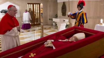 Oggi l’ostensione della salma: chi ci sarà sabato alle 10 ai funerali di Papa Francesco