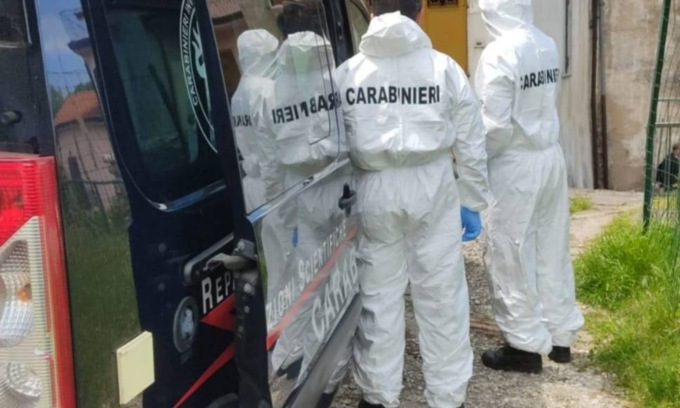 Uccide la moglie a coltellate, poi va nel pollaio e si spara