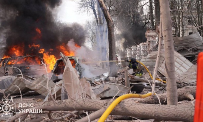 Strage a Sumy: 32 morti, due bambini. Usa: “Superata la decenza”. Meloni: “Vile attacco”
