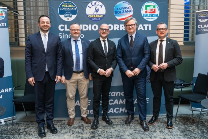 Claudio Corrarati, al centro, sostenuto dal Centrodestra