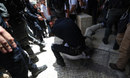 Commercianti aggrediti dalla Destra sionista al grido di "Morte agli arabi" nell'anniversario della conquista israeliana di Gerusalemme Est