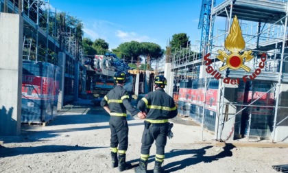 Crolla il solaio nel cantiere della scuola elementare, sei operai precipitano nel vuoto