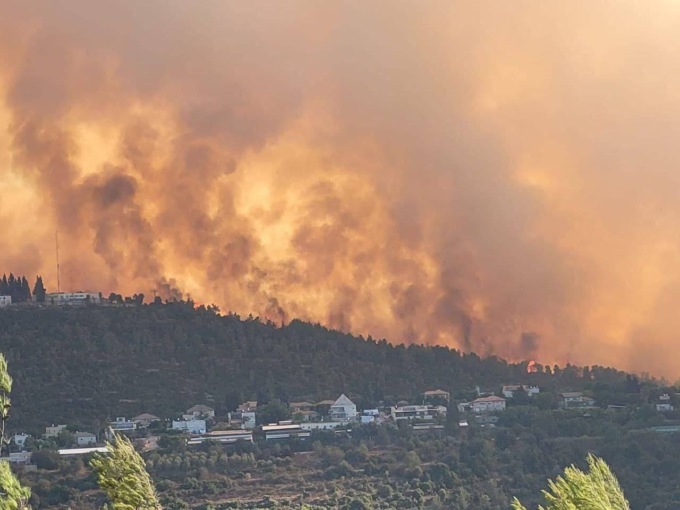 Maxi incendio attorno a Gerusalemme: Hamas incita ad appiccare le fiamme, Abu Mazen invece offre aiuto (Canadair anche dall’Italia)