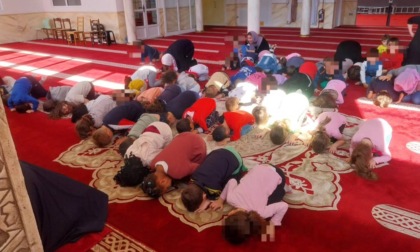 I bambini dell'asilo cattolico portati in gita nella moschea (e inginocchiati a pregare). La Lega: "E' questo il futuro che ci aspetta?"
