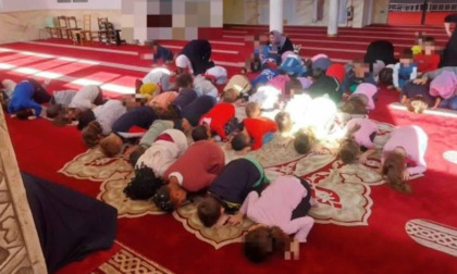 Bimbi dell'asilo inginocchiati in moschea durante la gita: "Polemica strumentale"