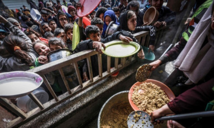 Israele: "Faremo entrare nella Striscia solo quantità minime di cibo". Hamas pronta a liberare metà degli ostaggi
