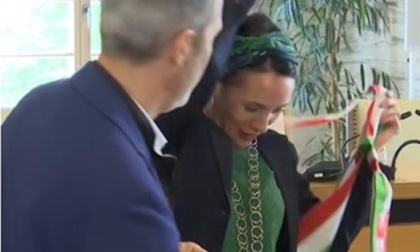 Il neo sindaco di Merano e l'orticaria davanti alla fascia tricolore. Se la toglie, poi promette rispetto