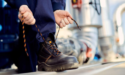 Picchiato dal collega di lavoro per avergli detto di mettersi le scarpe anti-infortunistiche
