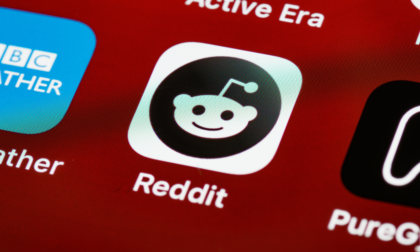 L’esperimento dell’Università di Zurigo su Reddit: quando l’Intelligenza Artificiale manipola l’opinione pubblica