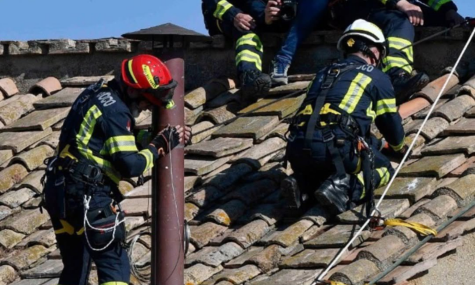 Conclave, montato il comignolo sulla Cappella Sistina: da lì uscirà l'attesa "fumata bianca"
