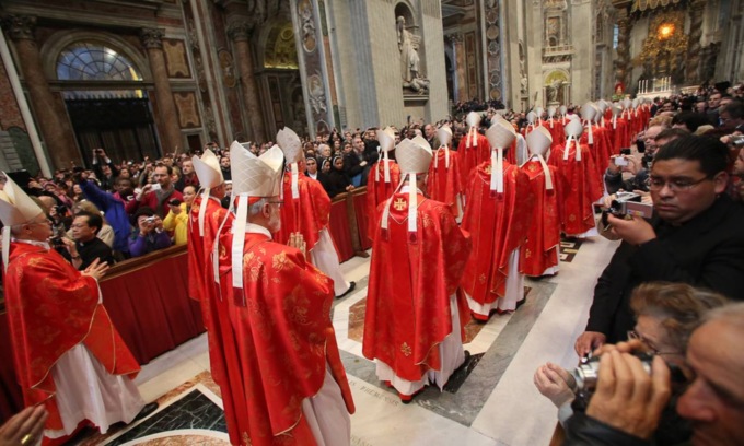 Quali sono i requisiti per essere eletto Papa (non è necessario essere sacerdote, ed è già successo in passato)