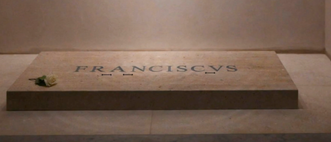 L'errore sulla tomba del Papa: quella stonatura grafica nella scritta "Franciscus" a cosa è dovuta?
