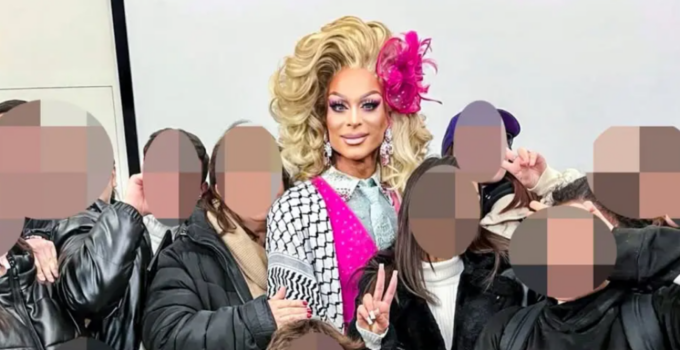 Drag Queen a scuola per parlare di bullismo. La Lega insorge: "Con la kefiah senza alcuna competenza"