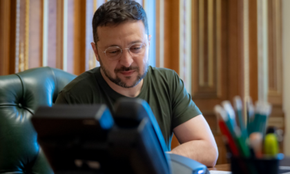Zelensky: "Telefonata con papa Leone XIV, l'ho invitato a Kiev". E sul ritorno negli Usa Prevost frena: "Non presto"