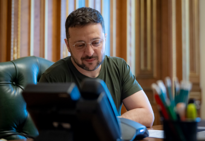 Zelensky: “Telefonata con papa Leone XIV, l’ho invitato a Kiev”. E sul ritorno negli Usa Prevost frena: “Non presto”
