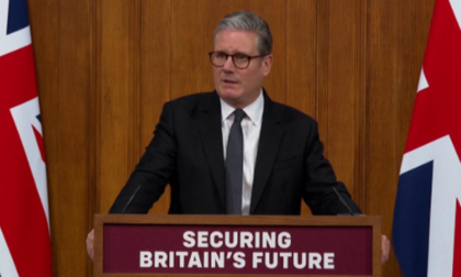 GB, stretta sull'immigrazione. Starmer: "Non diventeremo un'isola di stranieri"