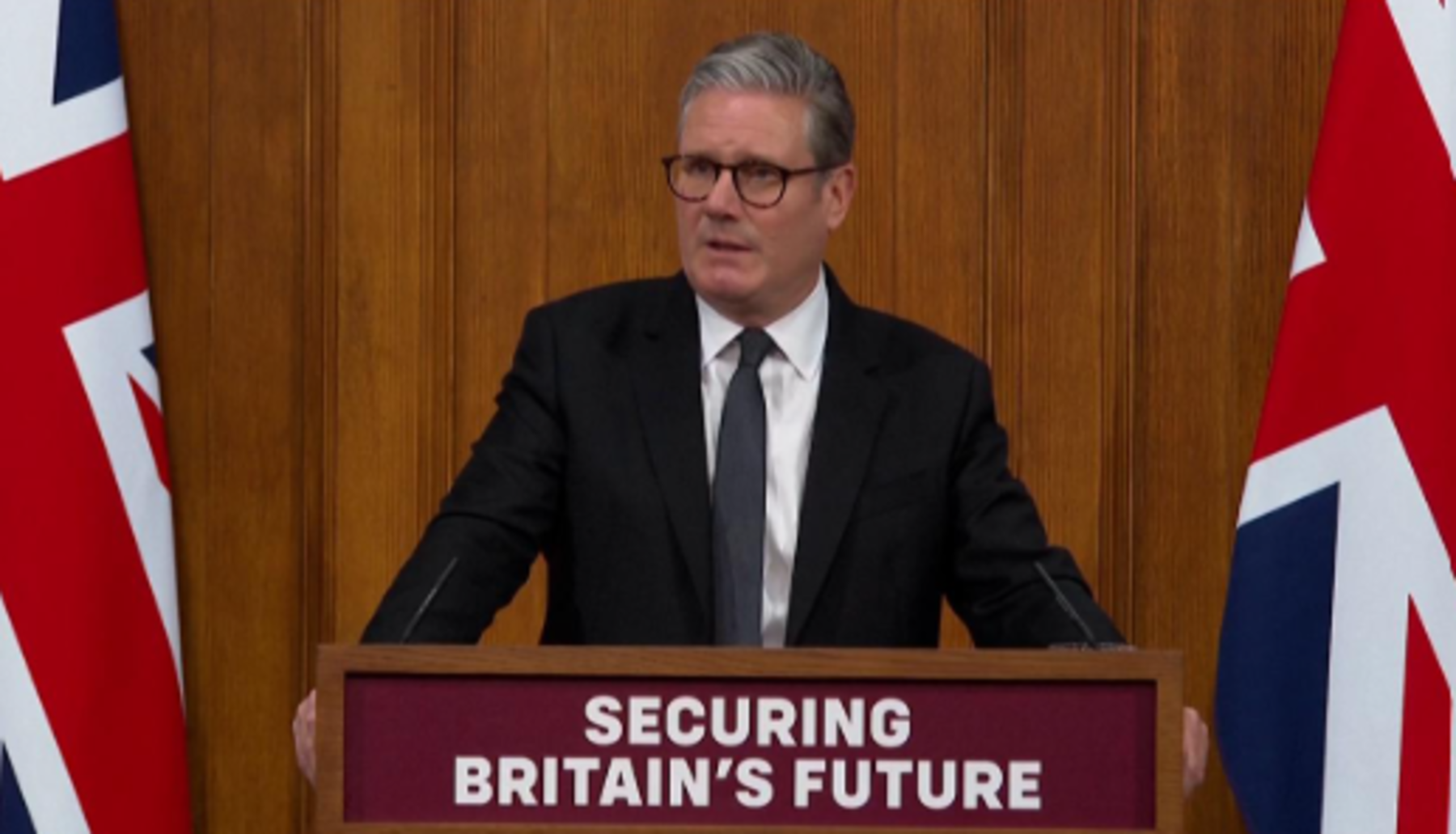 Gran Bretagna, stretta sull'immigrazione, il (duro) piano di Keir Starmer: "Non diventeremo un'isola di stranieri"