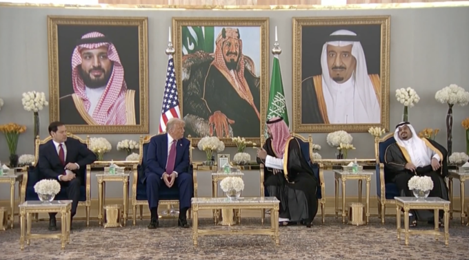 Trump in Arabia Saudita: incontro con il principe ereditario bin Salman