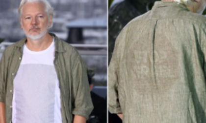 Cannes, Julian Assange sul red carpet con un look-performance. Sulla t-shirt i nomi dei bimbi uccisi a Gaza