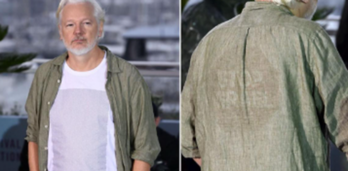 Cannes, Julian Assange sul red carpet con un look-performance. Sulla t-shirt i nomi dei bimbi uccisi a Gaza