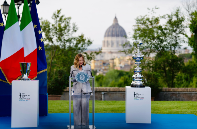 Meloni alla presentazione dei trofei della Louis Vuitton Cup e dell'America's Cup: appuntamento a Napoli nel 2027