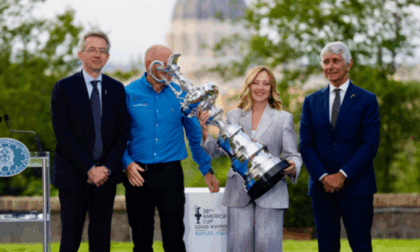 Meloni alla presentazione dei trofei della Louis Vuitton Cup e dell'America's Cup: appuntamento a Napoli nel 2027
