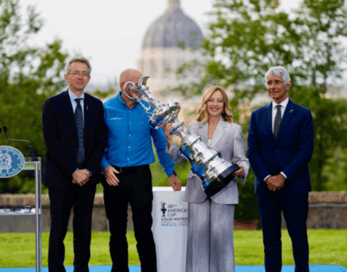 Meloni alla presentazione dei trofei della Louis Vuitton Cup e dell’America’s Cup: appuntamento a Napoli nel 2027