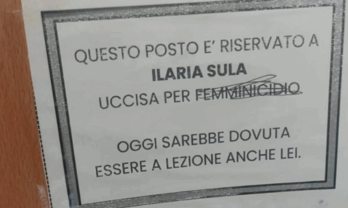 Un gesto tanto vile quanto simbolico ha scosso l’Università del Salento. Un semplice foglietto commemorativo, affisso sullo schienale di una sedia nell’aula dello Studium 6, recava la scritta: “Questo posto è riservato a Ilaria Sula, uccisa per femminicidio. Oggi sarebbe dovuta essere a lezione anche lei”. Ma la parola “femminicidio” è stata cancellata a penna da ignoti, lasciando dietro di sé un segno profondo di inciviltà.