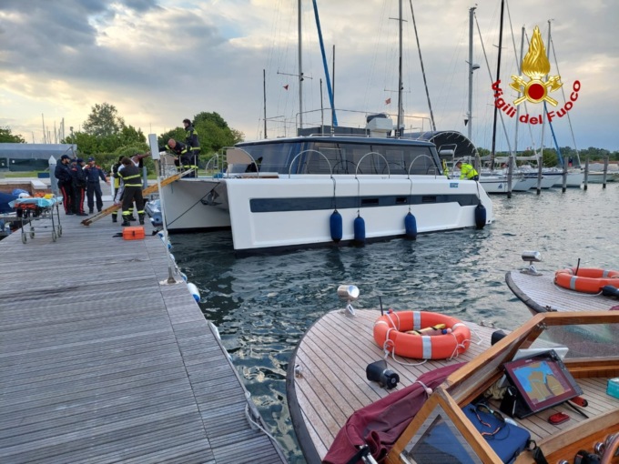 Cade dal catamarano e resta impigliata nell’elica: 17enne muore al primo giorno di lavoro