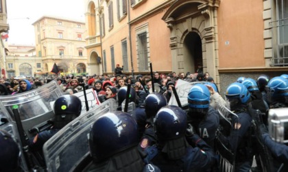 Codici identificativi sulle divise e i caschi dei poliziotti, Piantedosi: "Non succederà mai"