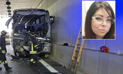 Incidente tra camion e bus della scuola in gita, maestra muore davanti agli alunni
