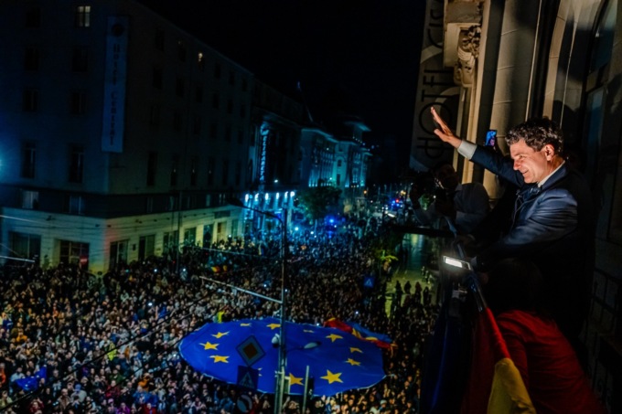 Romania al voto: l’europeista Nicusor Dan recupera e batte il sovranista Simion
