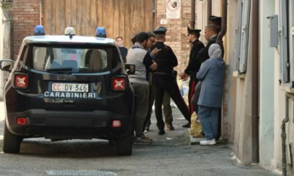 Accoltellata dal marito, i figli piccoli scappano in strada e lanciano l'allarme. L'uomo in fuga fa un incidente e muore