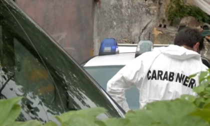 Accoltella la moglie in casa, la figlia di 10 anni chiama i Carabinieri: "Papà ha ucciso mamma"